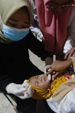 Mass Polio vaccinaion in West Java, Depok, Indonesia - 03 Apr 2023 Fotos Stock