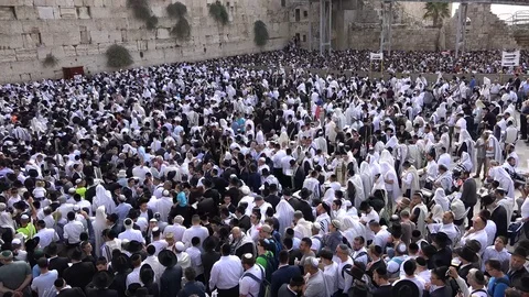 Mass prayer session at Western Wall in Jerusalem, Judaism in Israel Видео 71506688