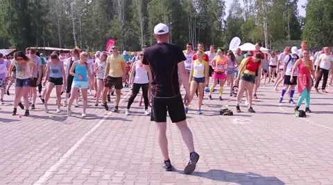 Mass training in the park before the race 動画素材 59324780