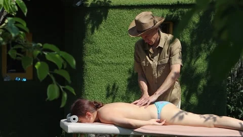 Massage in nature. Stockbeeldmateriaal 304337499
