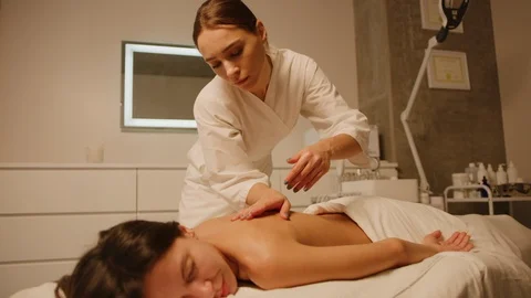 Massage therapist does relaxing back massage Vídeo Stock 126349181