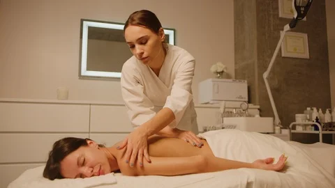 Massage therapist does relaxing back massage 스톡 동영상 126349349