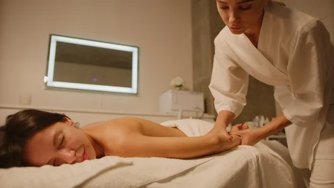 Massage therapist does relaxing back massage Vídeos de archivo 126349375