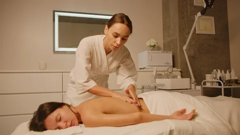 Massage therapist does relaxing back massage Vídeo Stock 126349575