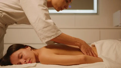 Massage therapist does relaxing back massage Видео 126349898
