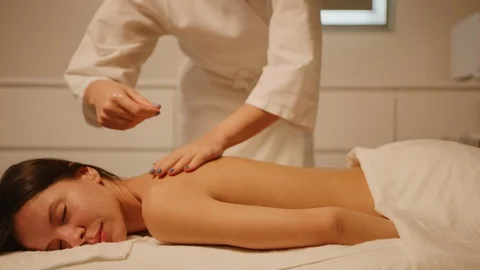 Massage therapist does relaxing back massage Видео 126350745