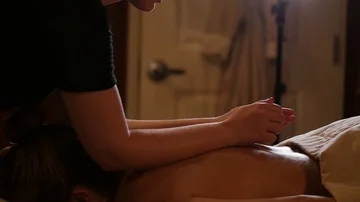 Masseuse does deep massage up and down on womans back in slow motion Stock-Footage 85863833