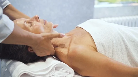 Masseuse hand touching client neck in spa salon Stock Footage 111020974
