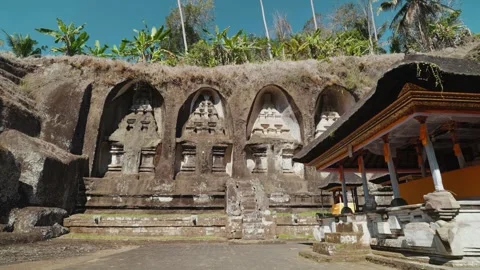 Massive ancient rock shrines carved cliffs at Gunung Kawi Temple Bali Vidéo 342842671