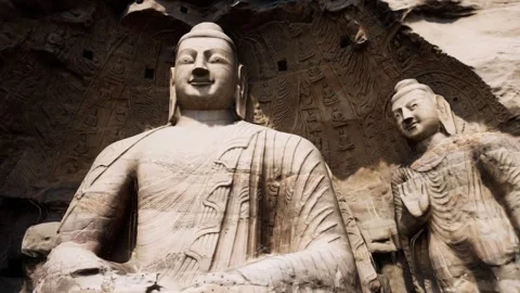 Massive Ancient Stone Buddha Statues Carved Into Rugged Cliff Face 库存影片 339079867