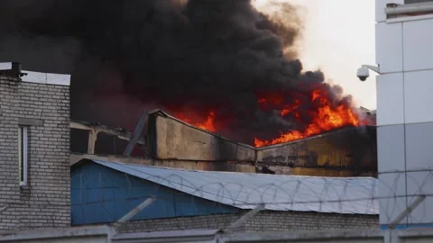Massive blaze fire, building burning, firefighters team putting out the fire Video stock 283133206