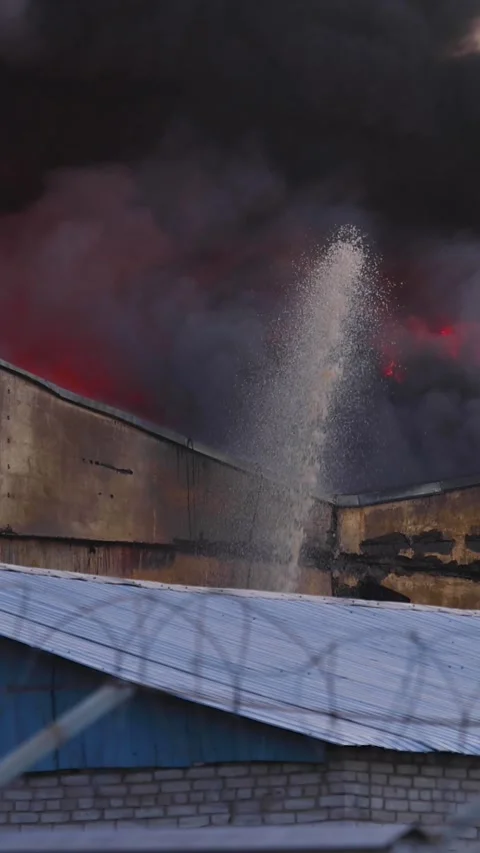 Massive blaze fire, building burning, firefighters team putting out the fire Vídeos de archivo 283134102