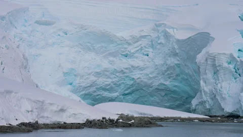 Massive Blue-white Icebergs Tower Above the Calm Waters, Set Against the Vidéo 333866550