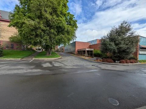 Massive brick industrial-style complex with expansive windows, grand entrance Stock-Fotos