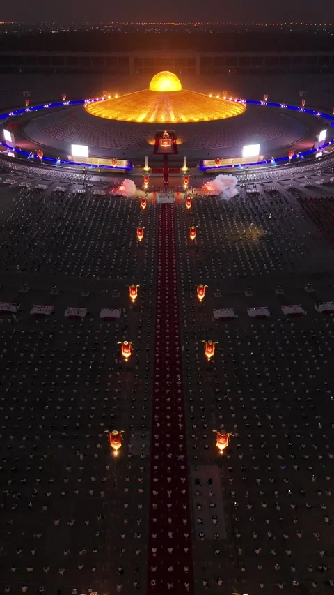 Massive Buddhist Ceremony with Thousands of Monks at Night in Bangkok, Thailand Video stock 335939759