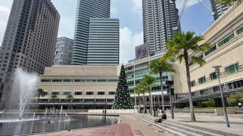 Massive Christmas tree located at the Suria KLCC mall in Kuala Lumpur, Malaysia Video stock 334582332