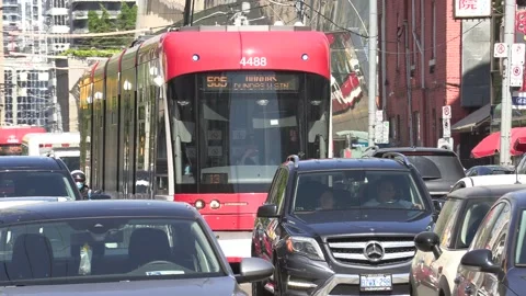 Massive city traffic jam on hot summer day in Toronto in new normal Vidéo 155565381