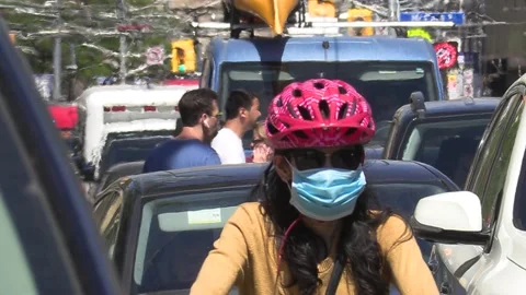 Massive city traffic jam on hot summer day in Toronto in new normal Vidéo 155567401