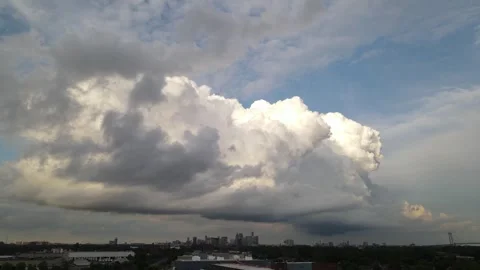 Massive cloud formation, over Detroit City Skyline Vidéo 308379444