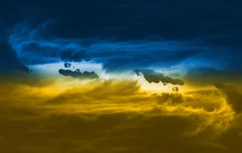 Massive clouds with thunder and lightning discharges of yellow-blue color. Illustrazione stock