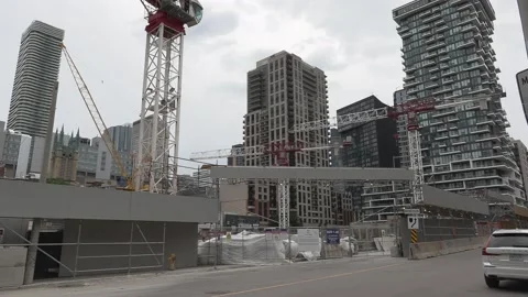Massive Construction cranes building new condos in downtown Toronto Vídeo Stock 155917549