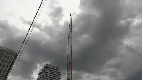 Massive Construction cranes building new condos in downtown Toronto Vídeos de archivo 155918483