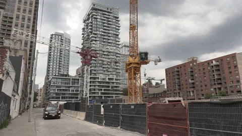 Massive Construction cranes building new condos in downtown Toronto Vidéo 155918624