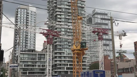 Massive Construction cranes building new condos in downtown Toronto 库存影片 155921686