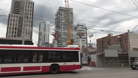 Massive Construction cranes building new condos in downtown Toronto Vídeos de archivo 155922191
