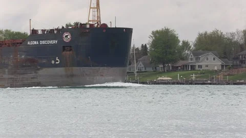Massive container and cargo ship heading up river to oil refinery in Sarnia 库存影片 153831025