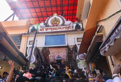 Massive Crowd Of Devotees Gathering At Shri Hanuman Garhi Temple In Ayodhya Fotos de archivo