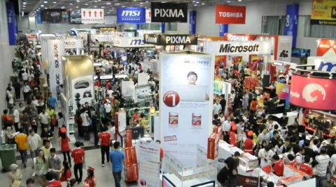 Massive crowd in PC Fair 库存影片 800516