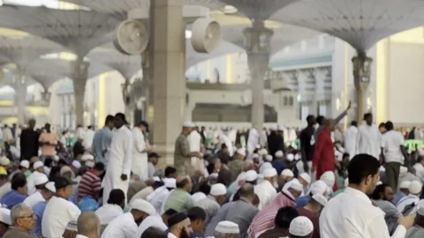 Massive Crowd of Pilgrims Under Retractable Umbrellas at Prophet's Mosque Vídeo Stock 321375106