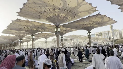 Massive Crowd of Pilgrims Under Retractable Umbrellas in Medina Vídeo Stock 322196381