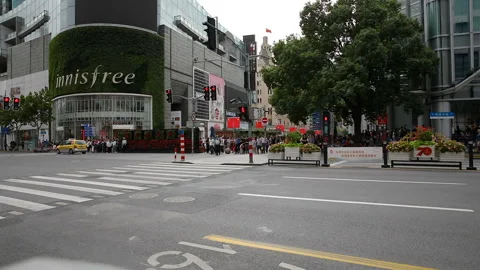 Massive crowd waiting for traffic light turning green to cross street Stock Footage 122053461