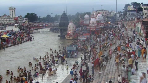 Massive crowds on Ganges river (w/sound) Stock Footage