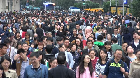 Massive crowds walk through Nanjing Road shopping street in Shanghai, China Vídeo Stock 61722162
