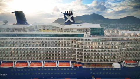 Massive cruise ship with multiple balcony decks docked at tropical Caribbean. Vídeos de archivo 341989448