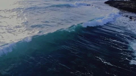 Massive Dark Ocean Wave Breaking Towards Shoreline from Aerial View Vídeo Stock 320655835