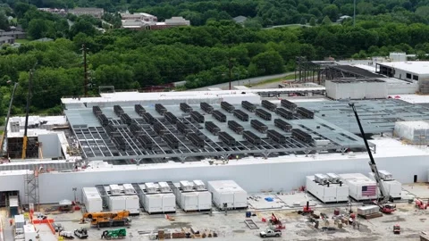 Massive data center construction site features rooftop cooling units and Vídeo Stock 337978037