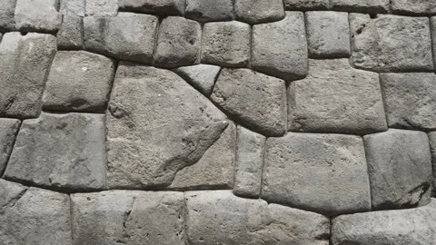 Massive defensive wall made of huge stone blocks - Traditional Inca construction Stockbeeldmateriaal 135520255