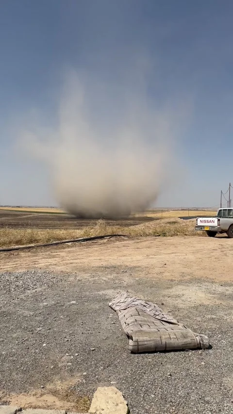 Massive Dust Devil Moving Across Open Field, erbil, kurdistan region, iraq - 27  Vídeo Stock 341626447