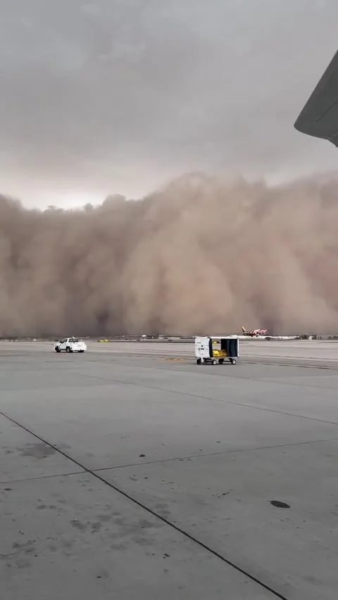Massive Dust Storm Rolls in as Plane Takes Off, Phoenix, Arizona, USA - 25 Aug 2 Stock Footage 315708531
