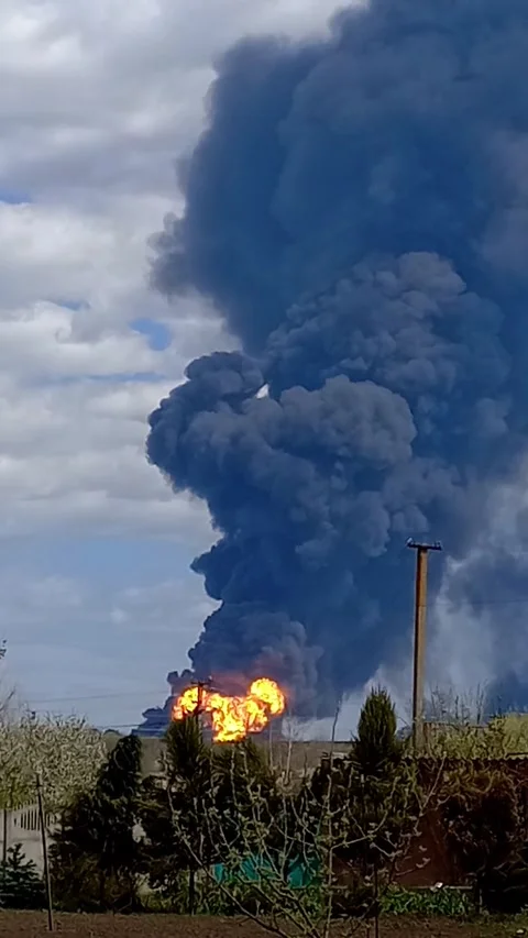 Massive fire, thick black smoke rising into sky. 動画素材 333481118