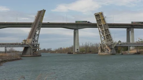Massive freighter cargo container ship sailing the Welland canal Vídeo Stock 153342003