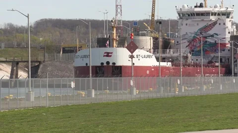 Massive freighter cargo container ship sailing the Welland canal Vídeo Stock 153342191