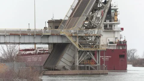 Massive freighter cargo ship sailing up the Welland canal 库存影片 152071679