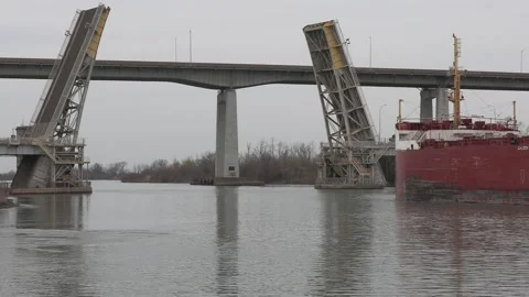 Massive freighter cargo ship sailing up the Welland canal Vídeos de archivo 152073108