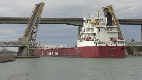 Massive freighter cargo ship sailing the Welland canal with supply chain goods 库存影片 153370298