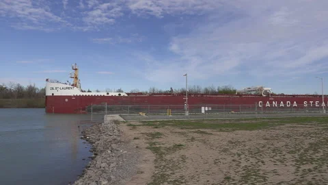 Massive freighter cargo ship sailing the Welland canal with supply chain goods Vídeo Stock 153374012